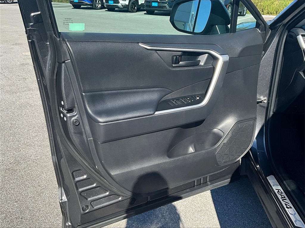 2022 Toyota RAV4 LE - Photo 9