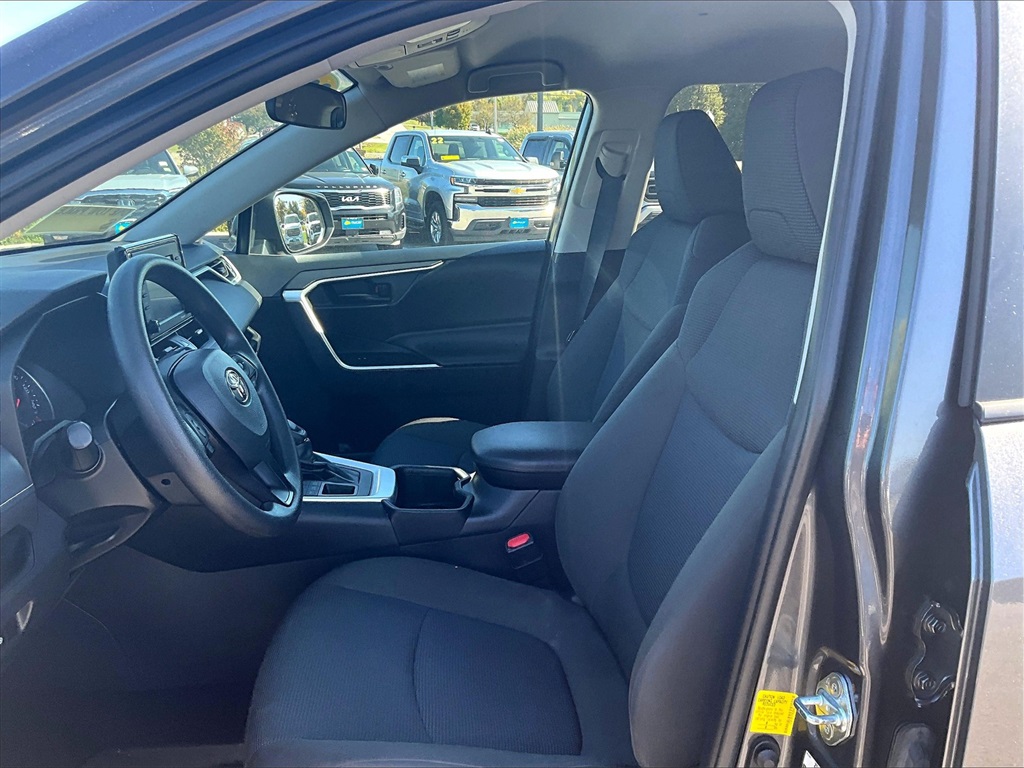 2022 Toyota RAV4 LE - Photo 10