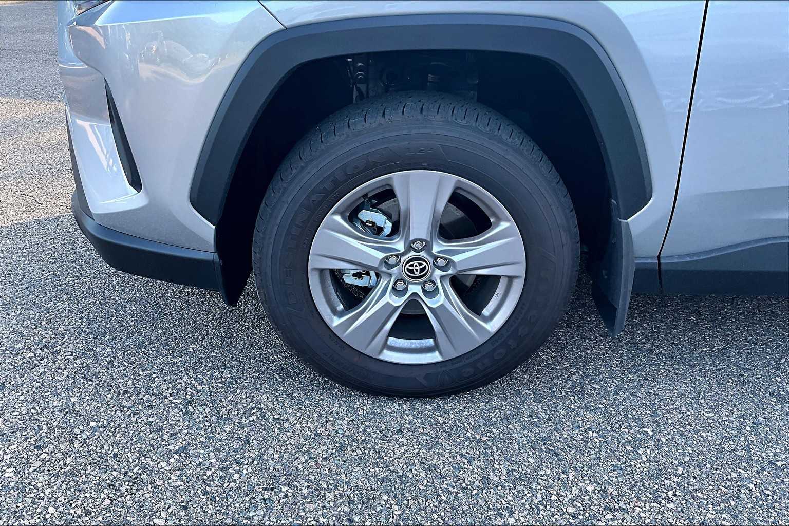 2025 Toyota RAV4 Hybrid XLE - Photo 4