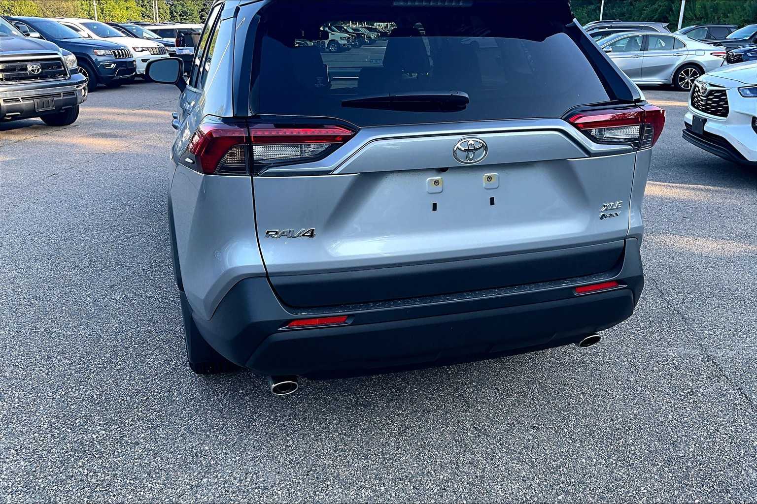 2025 Toyota RAV4 Hybrid XLE - Photo 7