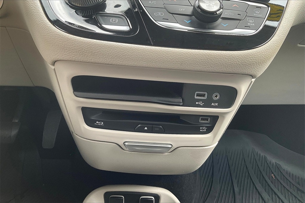 2018 Chrysler Pacifica Limited - Photo 12