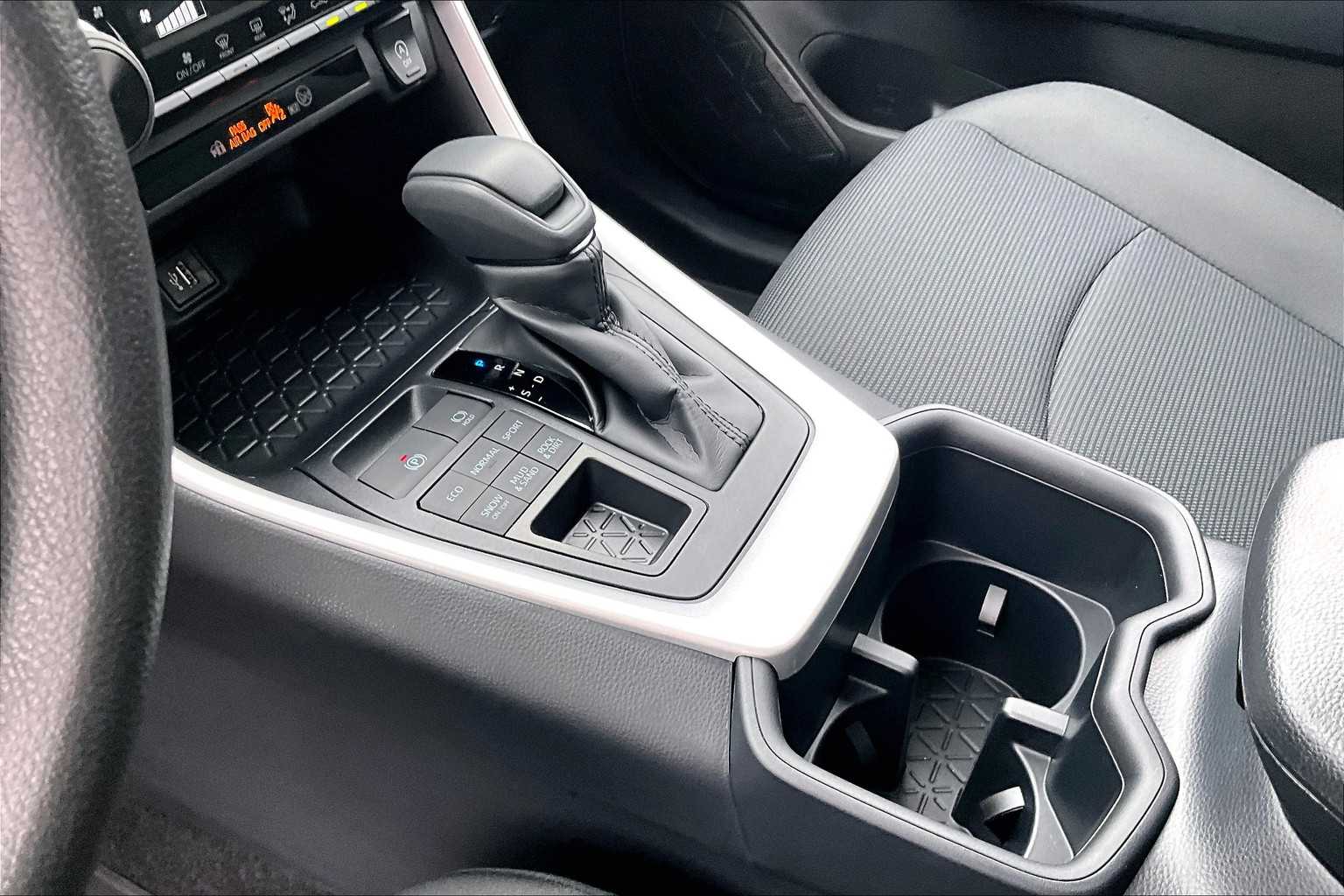 2025 Toyota RAV4 LE - Photo 14