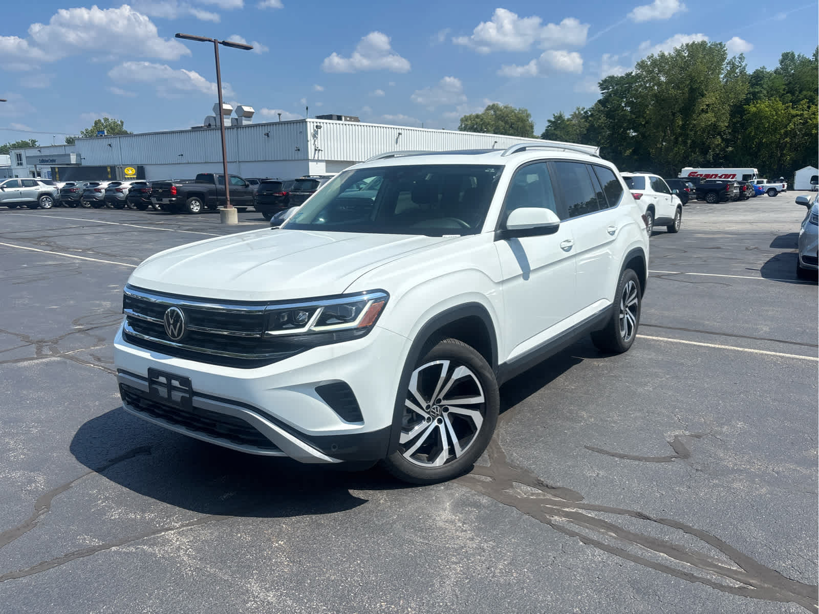 2022 Volkswagen Atlas 3.6L V6 SEL - Photo 2