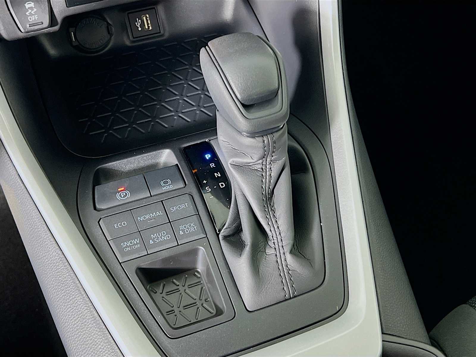2025 Toyota RAV4 LE - Photo 11