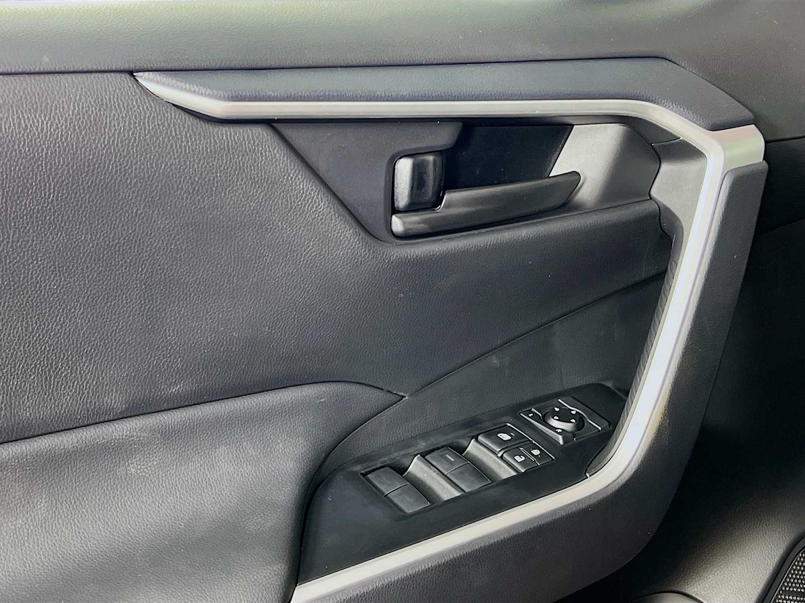 2025 Toyota RAV4 LE - Photo 16