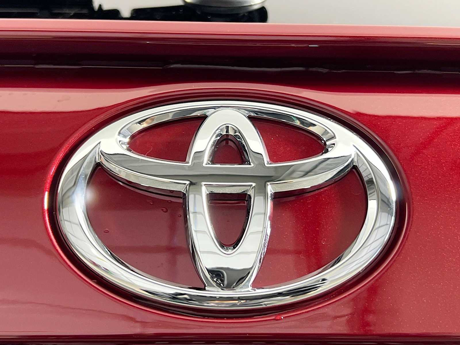 2025 Toyota RAV4 LE - Photo 18