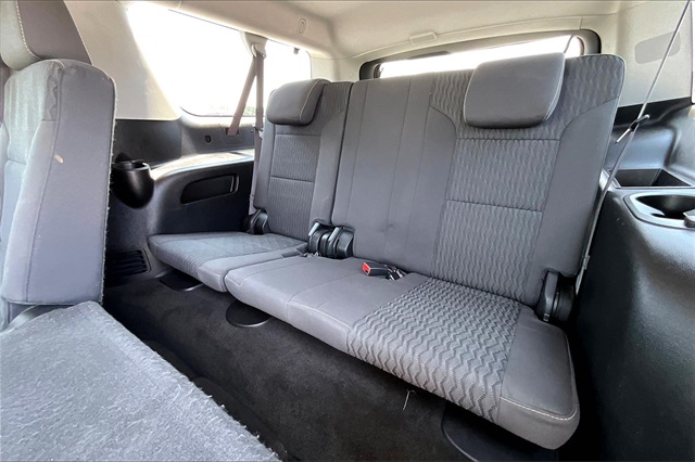 2016 Chevrolet Suburban LS - Photo 16