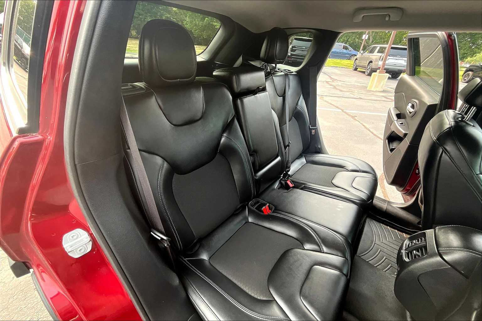 2020 Jeep Cherokee Latitude Plus - Photo 15