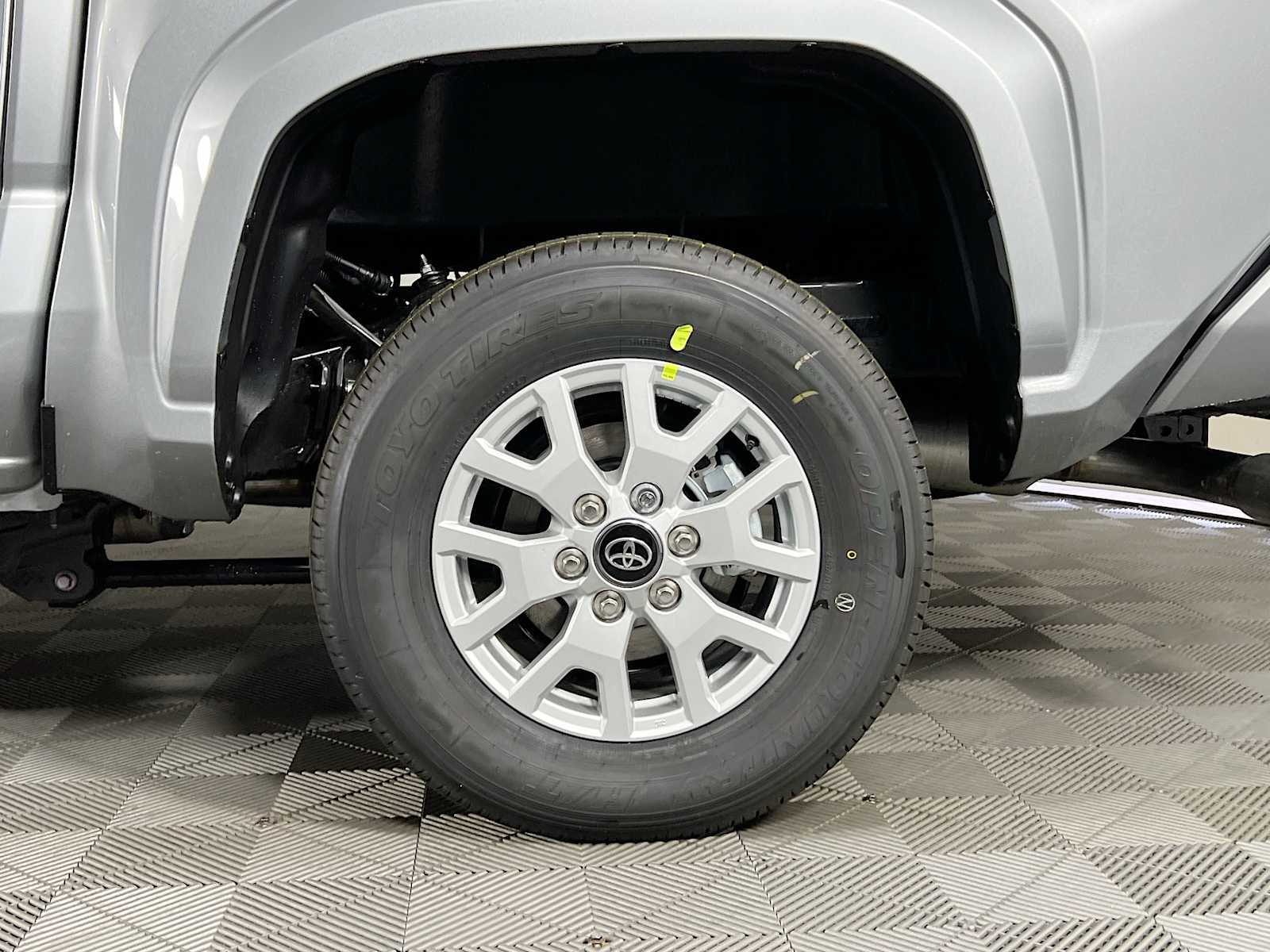 2025 Toyota Tacoma SR5 - Photo 18