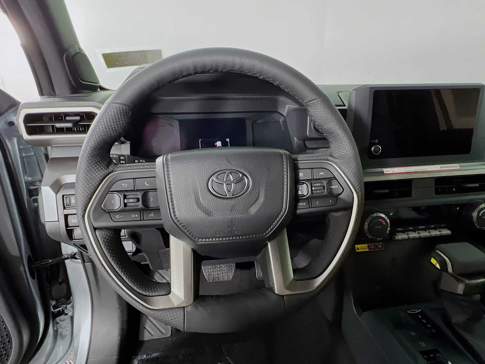 2025 Toyota Tacoma SR5 - Photo 7