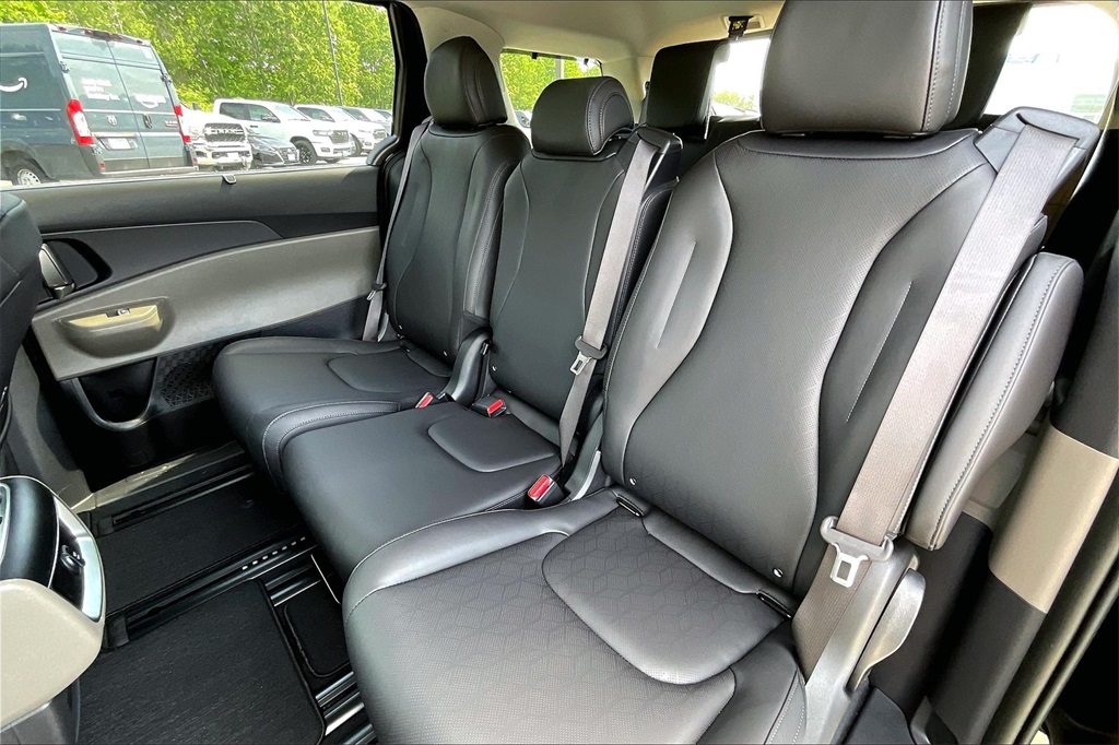 2025 Kia Carnival EX - Photo 15