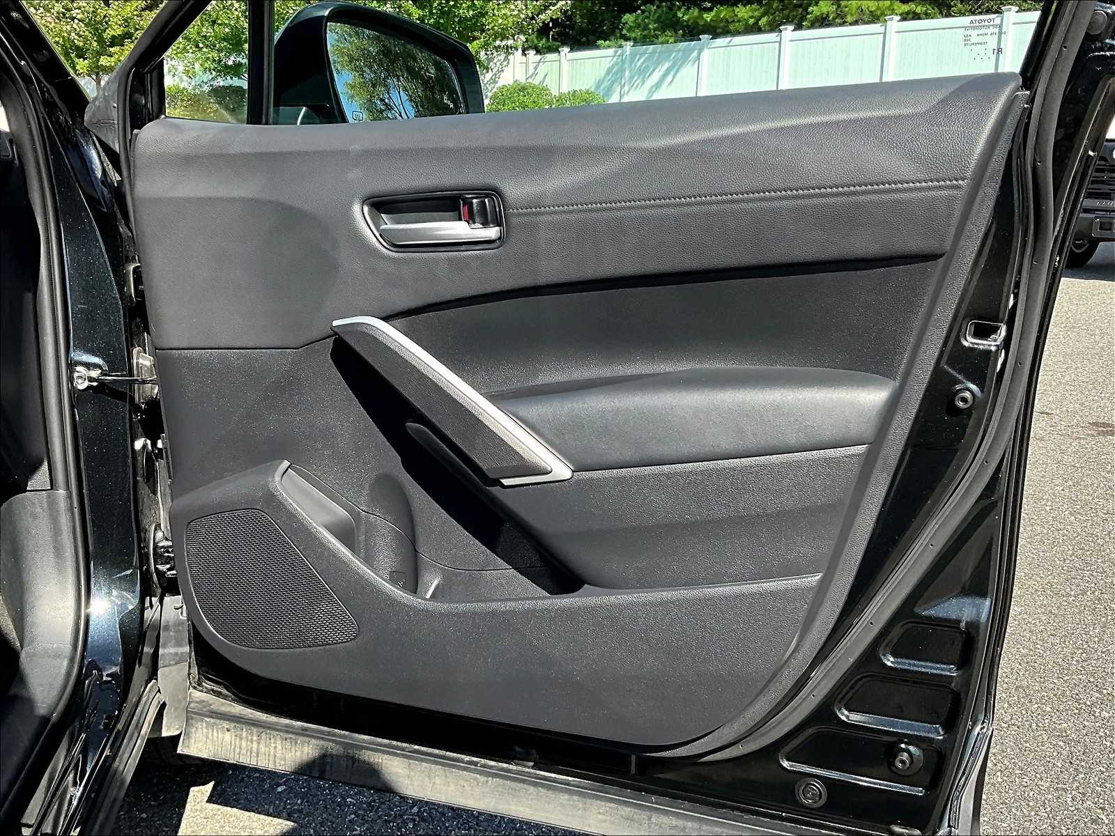 2025 Toyota Corolla Cross XLE - Photo 12