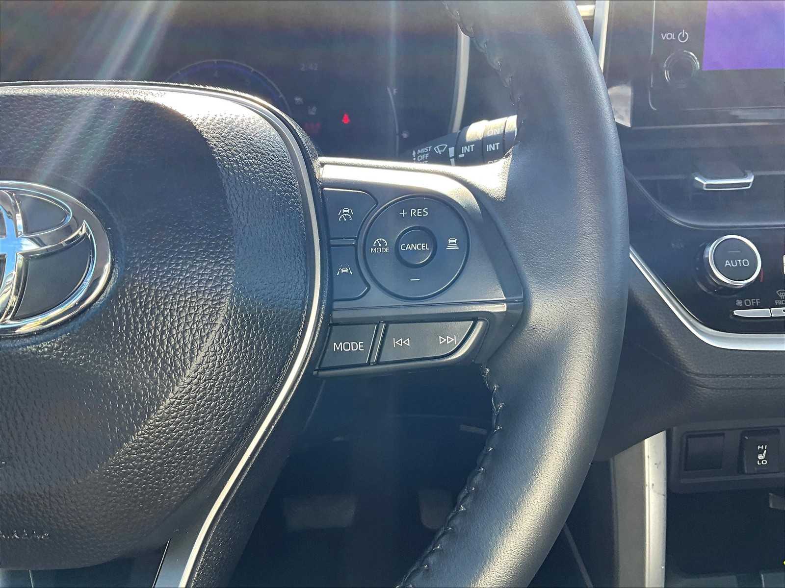 2025 Toyota Corolla Cross XLE - Photo 24