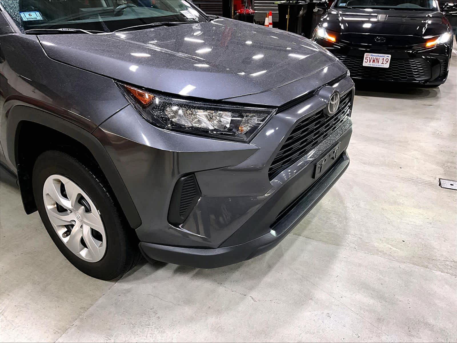 2022 Toyota RAV4 LE - Photo 5