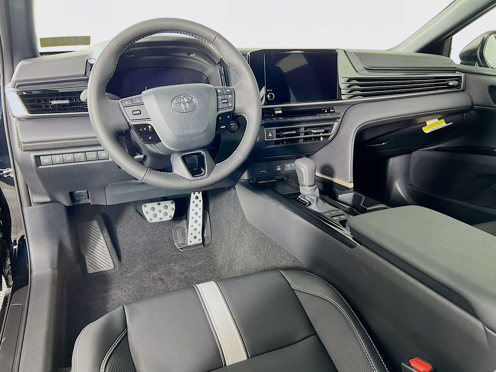 2026 Toyota Camry SE - Photo 6