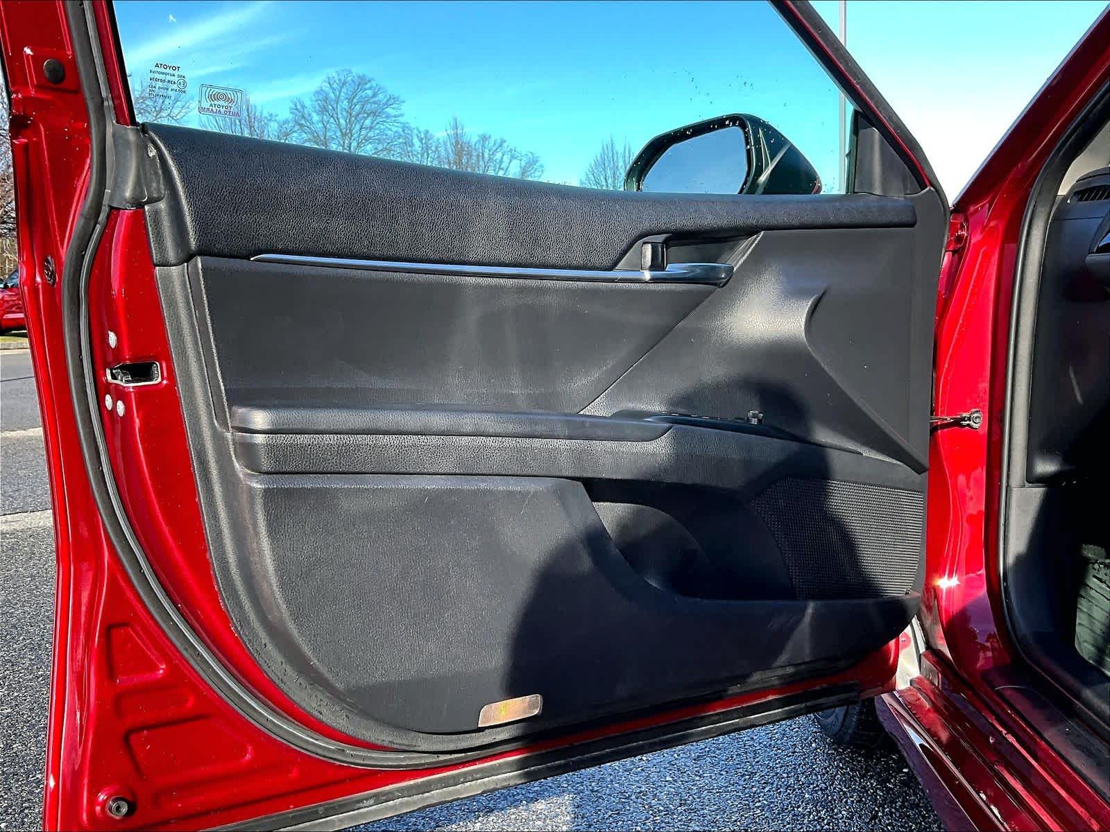 2018 Toyota Camry SE - Photo 9