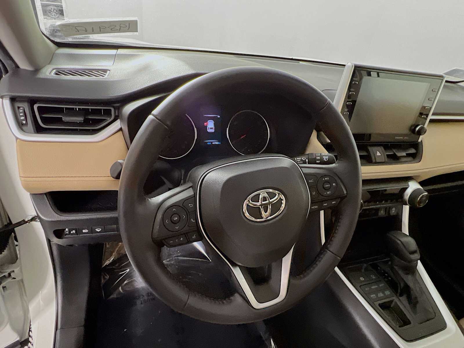 2022 Toyota RAV4 XLE - Photo 11