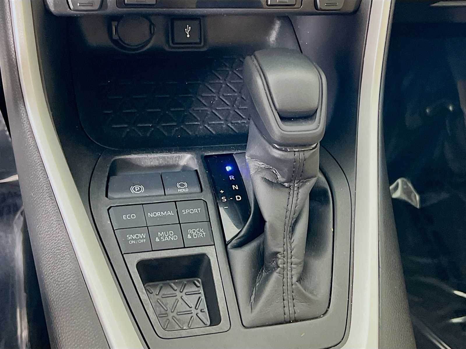2022 Toyota RAV4 XLE - Photo 16