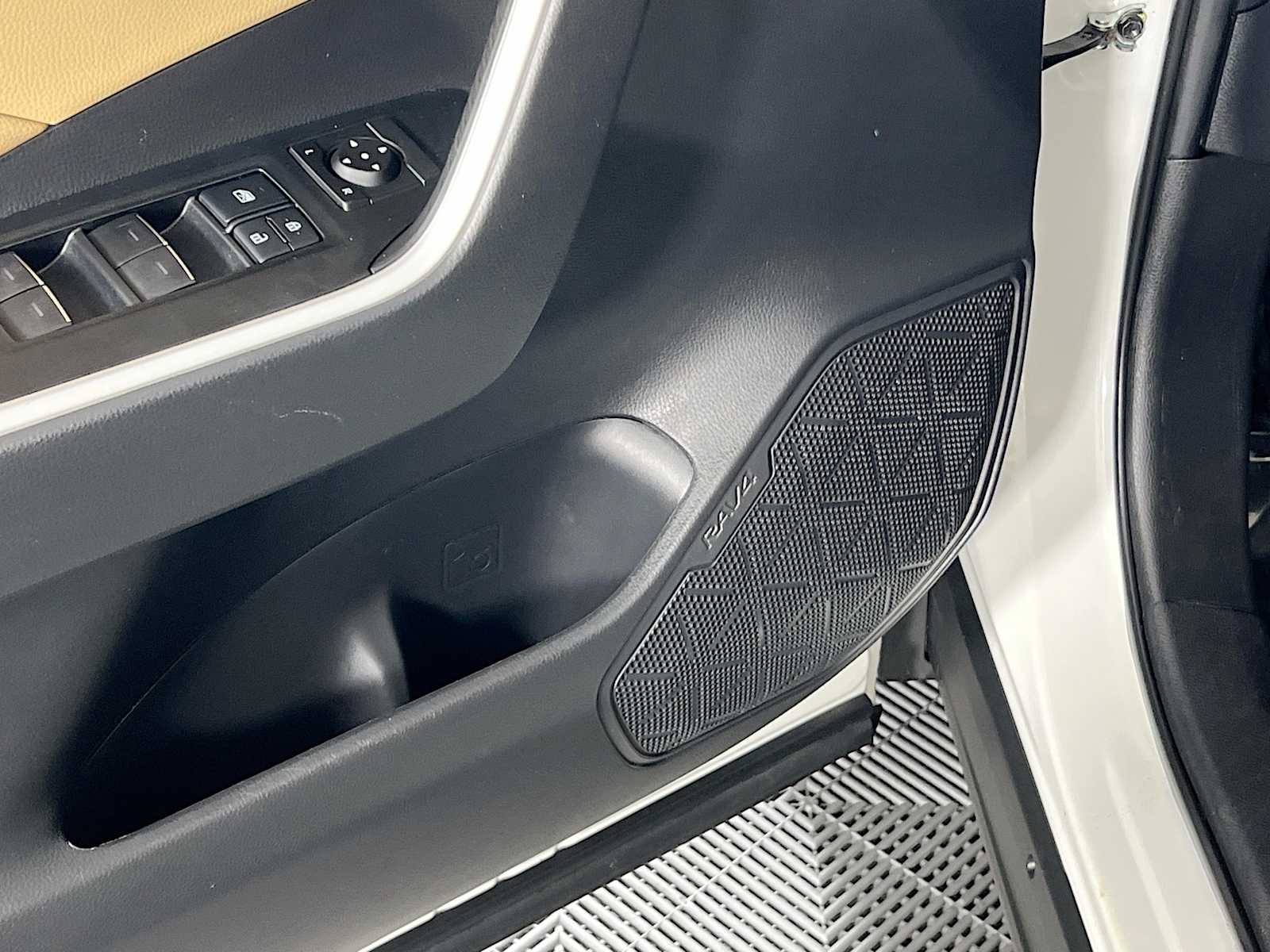 2022 Toyota RAV4 XLE - Photo 18