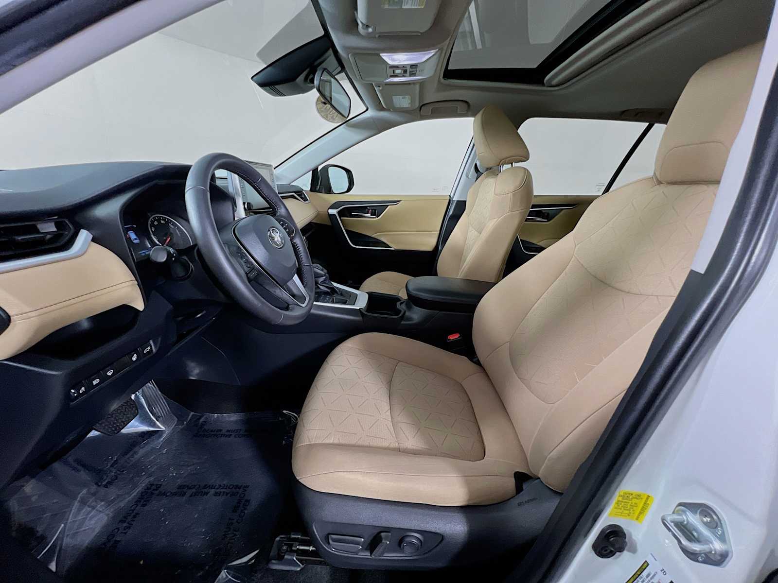 2022 Toyota RAV4 XLE - Photo 21