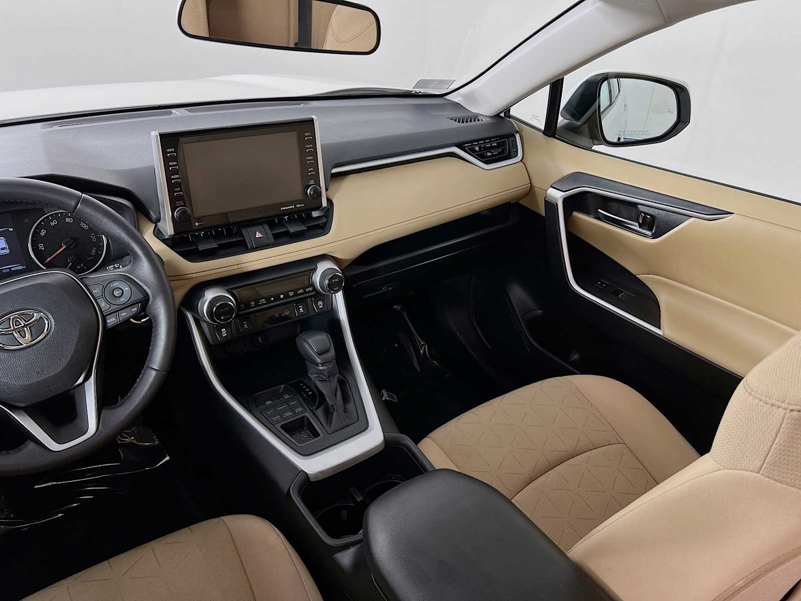 2022 Toyota RAV4 XLE - Photo 24