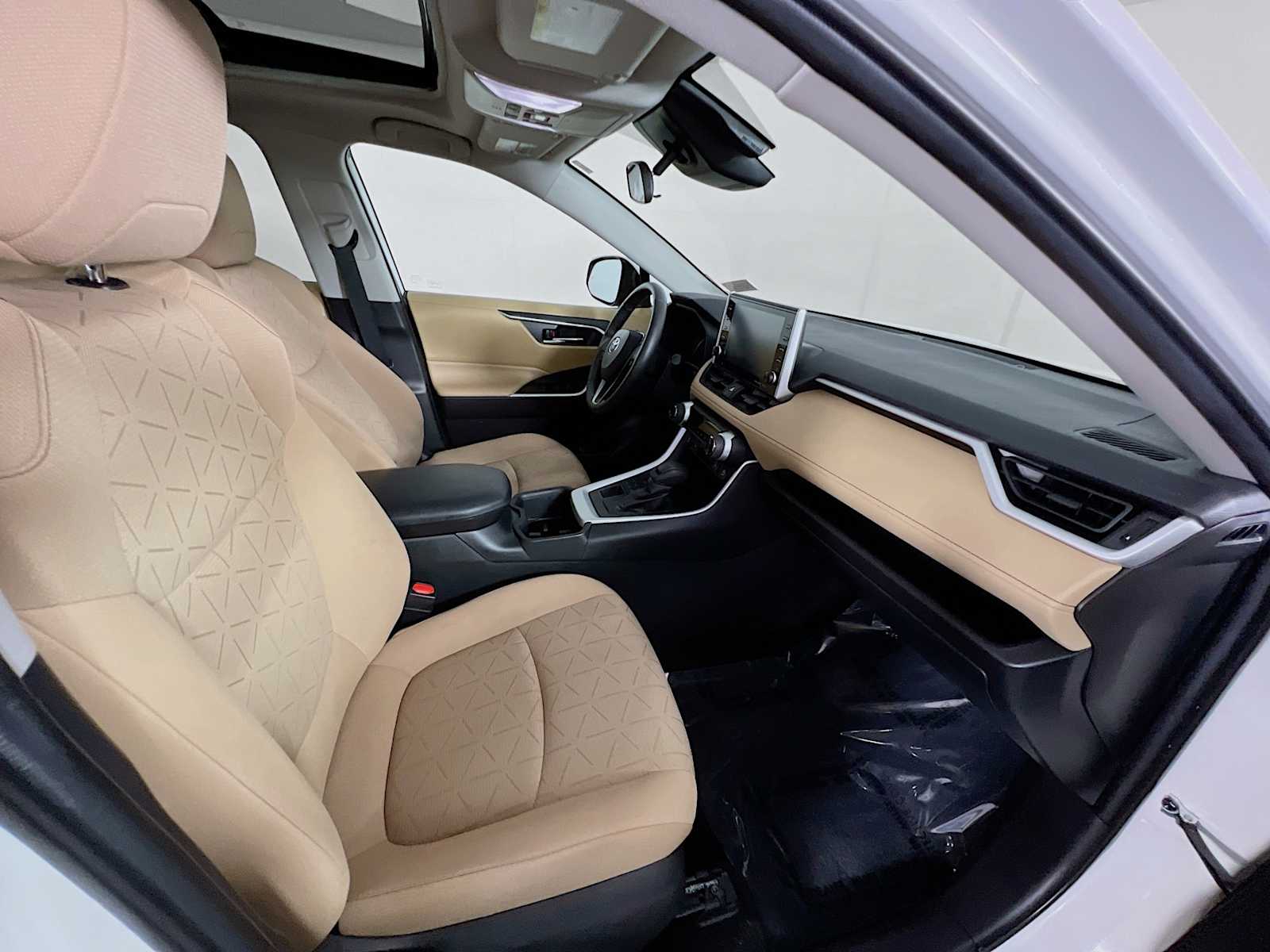 2022 Toyota RAV4 XLE - Photo 28