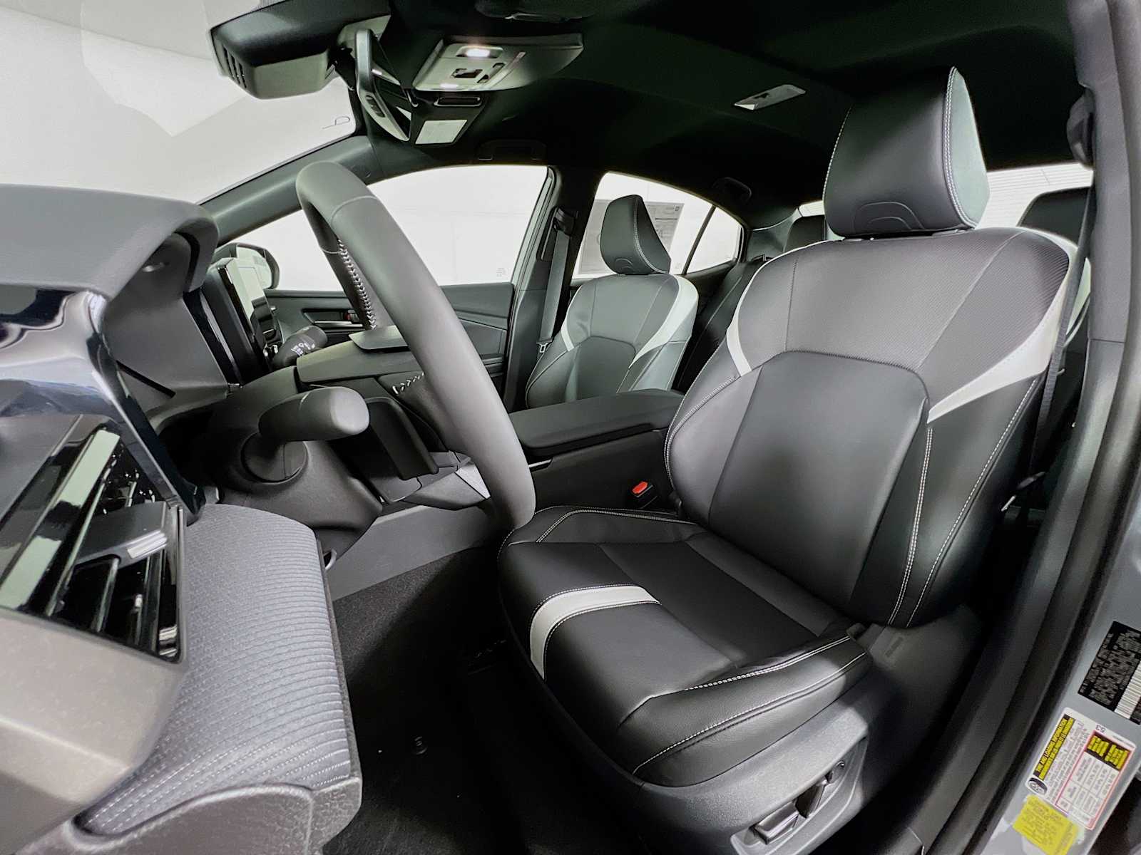 2025 Toyota Camry SE - Photo 12