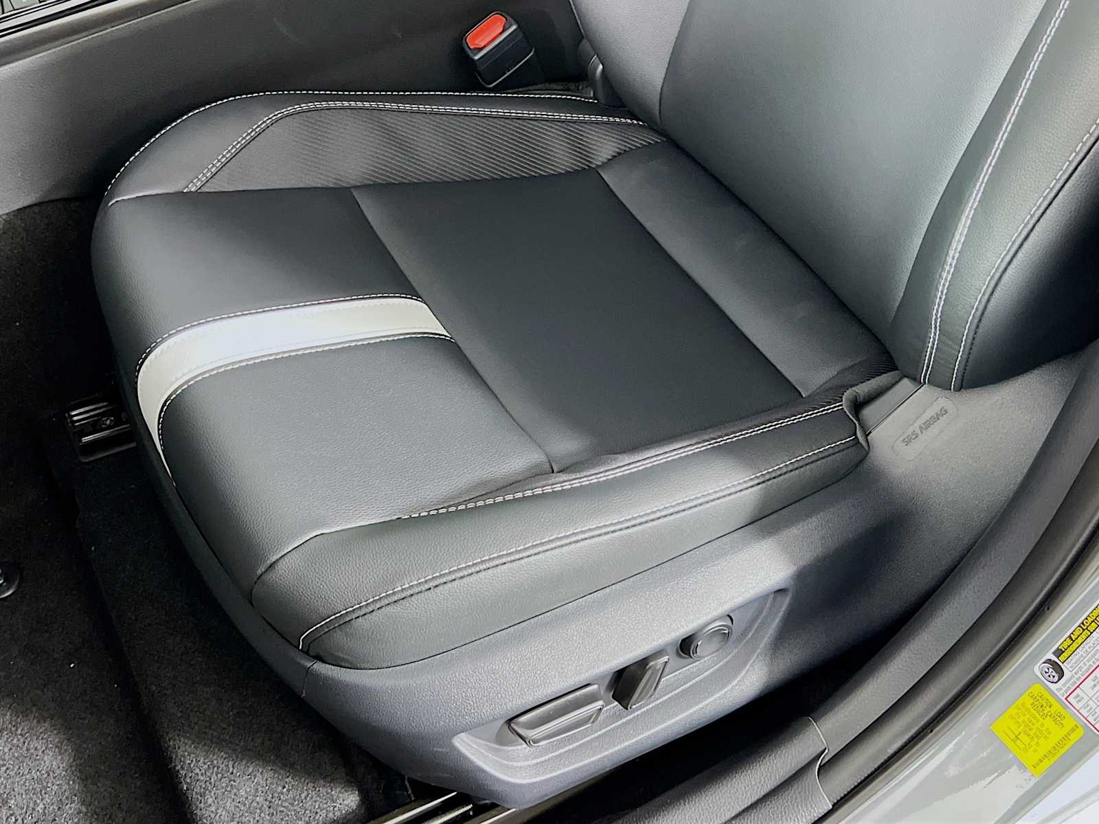2025 Toyota Camry SE - Photo 17