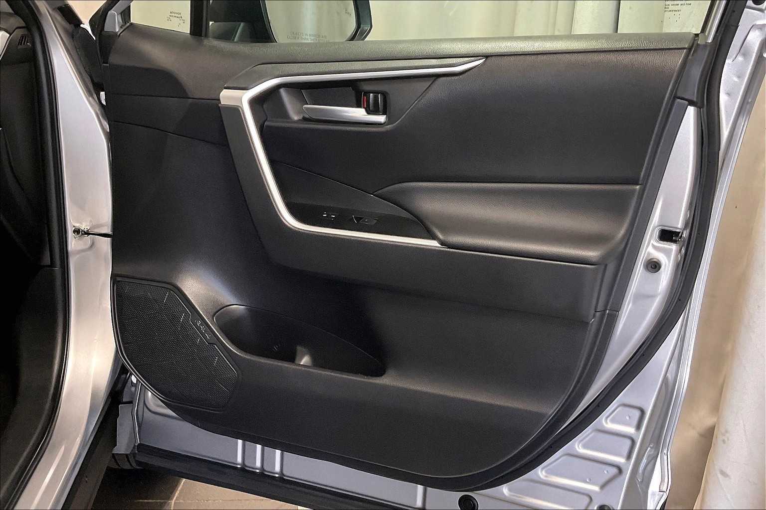 2023 Toyota RAV4 XLE - Photo 12