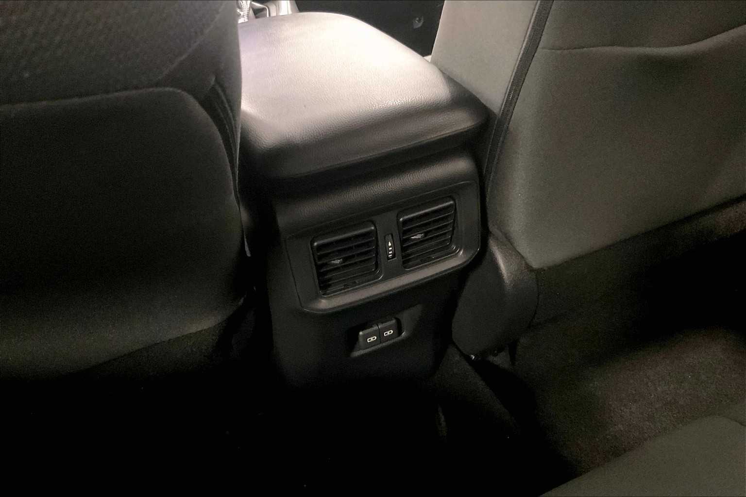 2023 Toyota RAV4 XLE - Photo 28