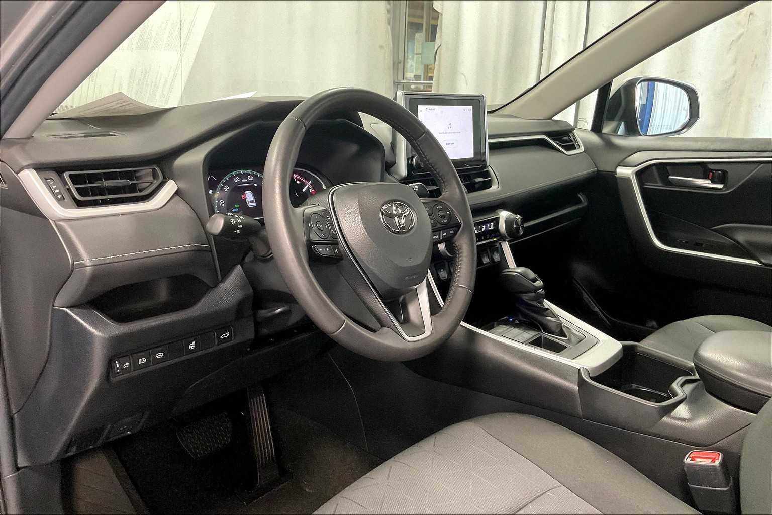 2023 Toyota RAV4 XLE - Photo 8