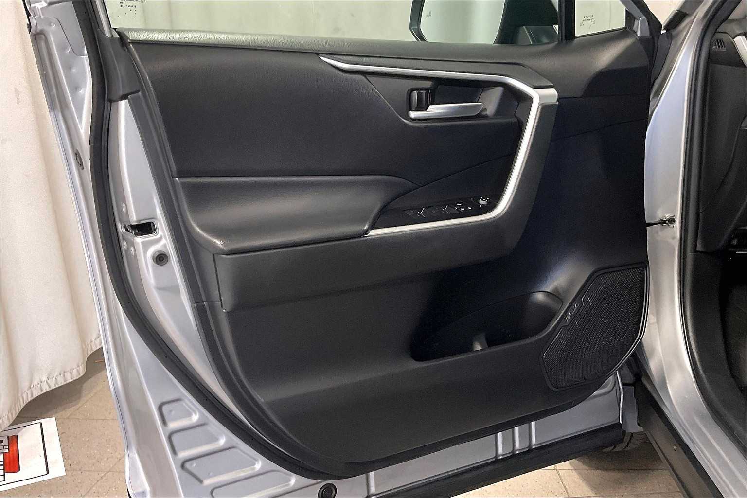 2023 Toyota RAV4 XLE - Photo 9