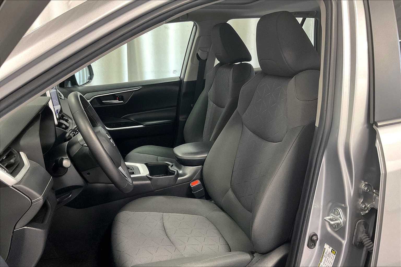 2023 Toyota RAV4 XLE - Photo 10