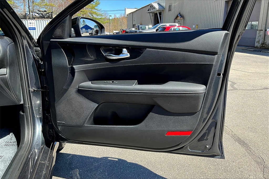 2024 Kia Forte GT-Line - Photo 12