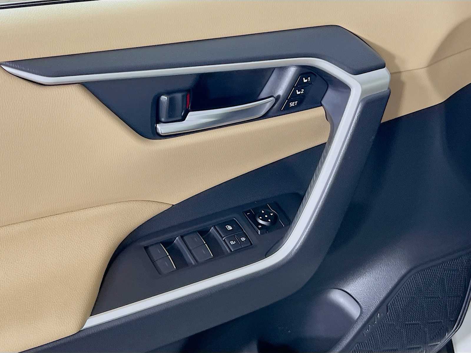 2022 Toyota RAV4 Hybrid XLE Premium - Photo 17