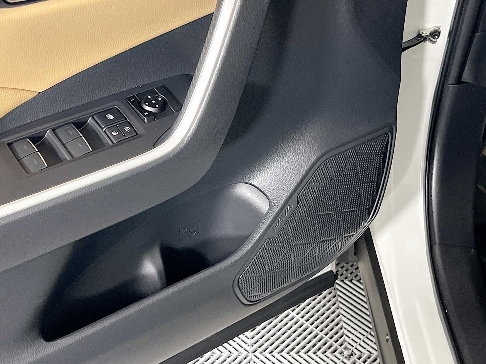 2022 Toyota RAV4 Hybrid XLE Premium - Photo 18