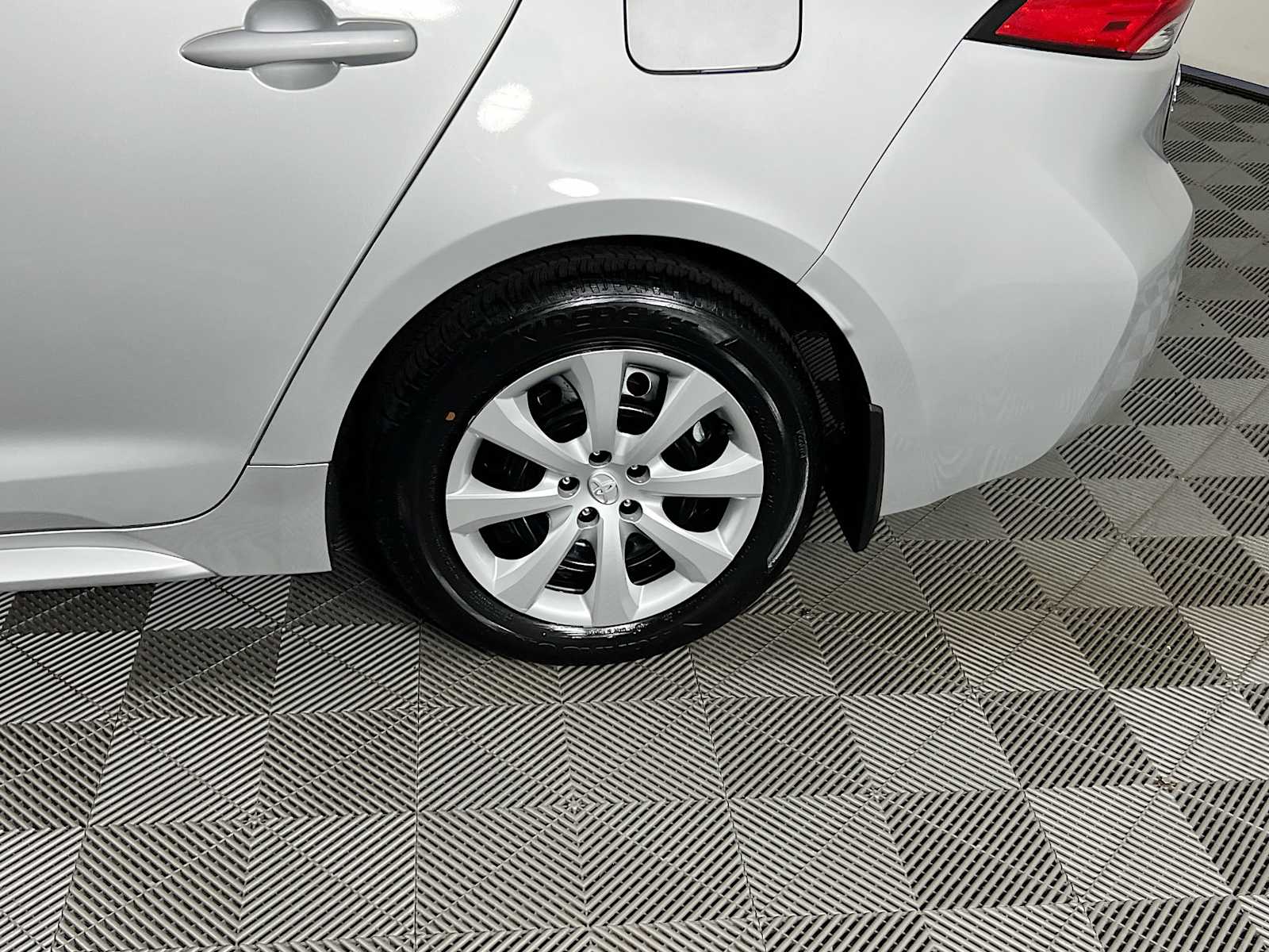 2024 Toyota Corolla LE - Photo 30