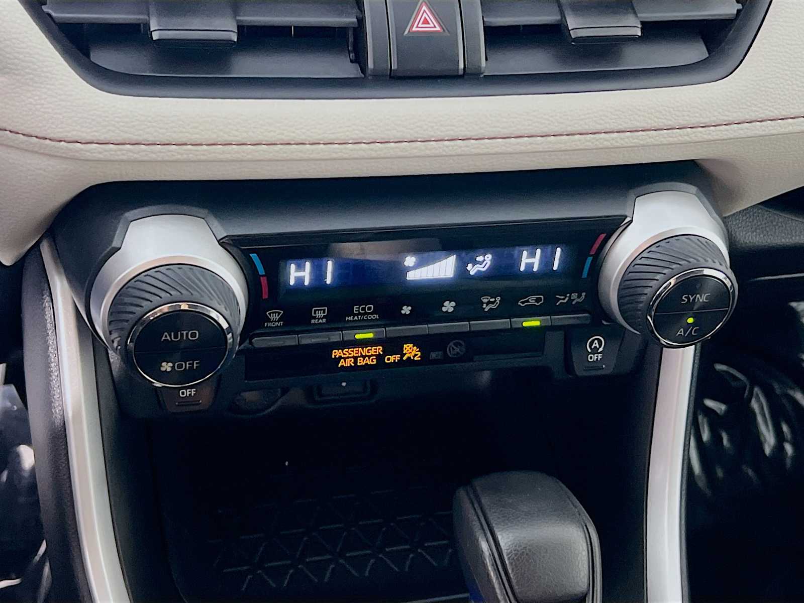 2020 Toyota RAV4 XLE - Photo 15
