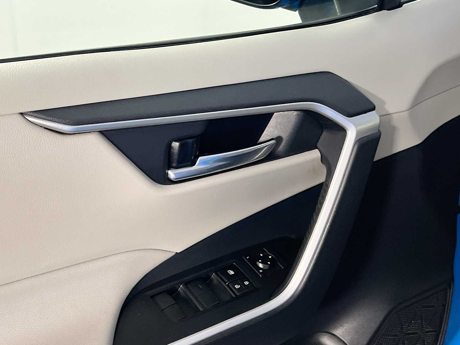 2020 Toyota RAV4 XLE - Photo 17