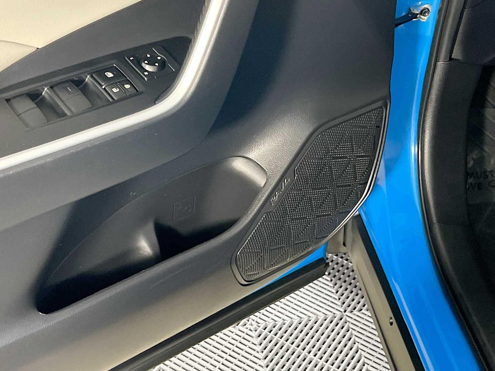 2020 Toyota RAV4 XLE - Photo 18