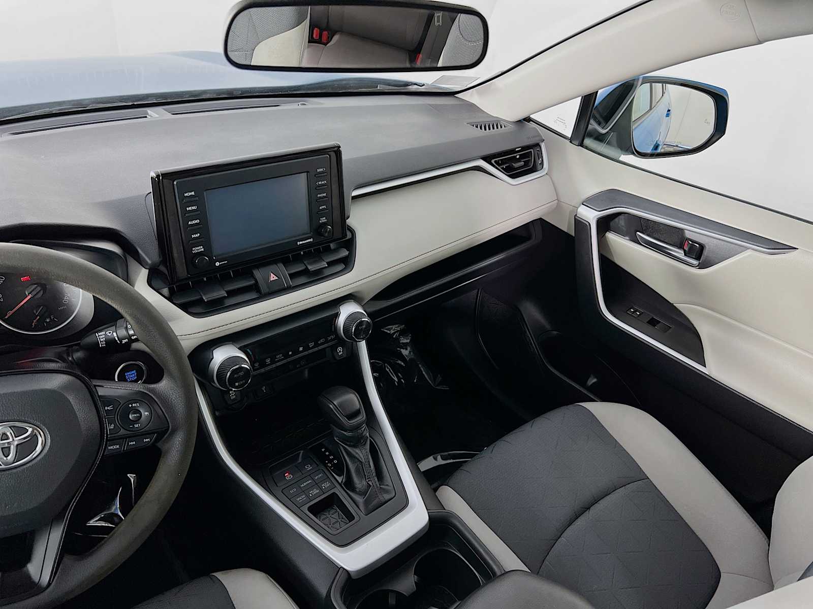 2020 Toyota RAV4 XLE - Photo 23