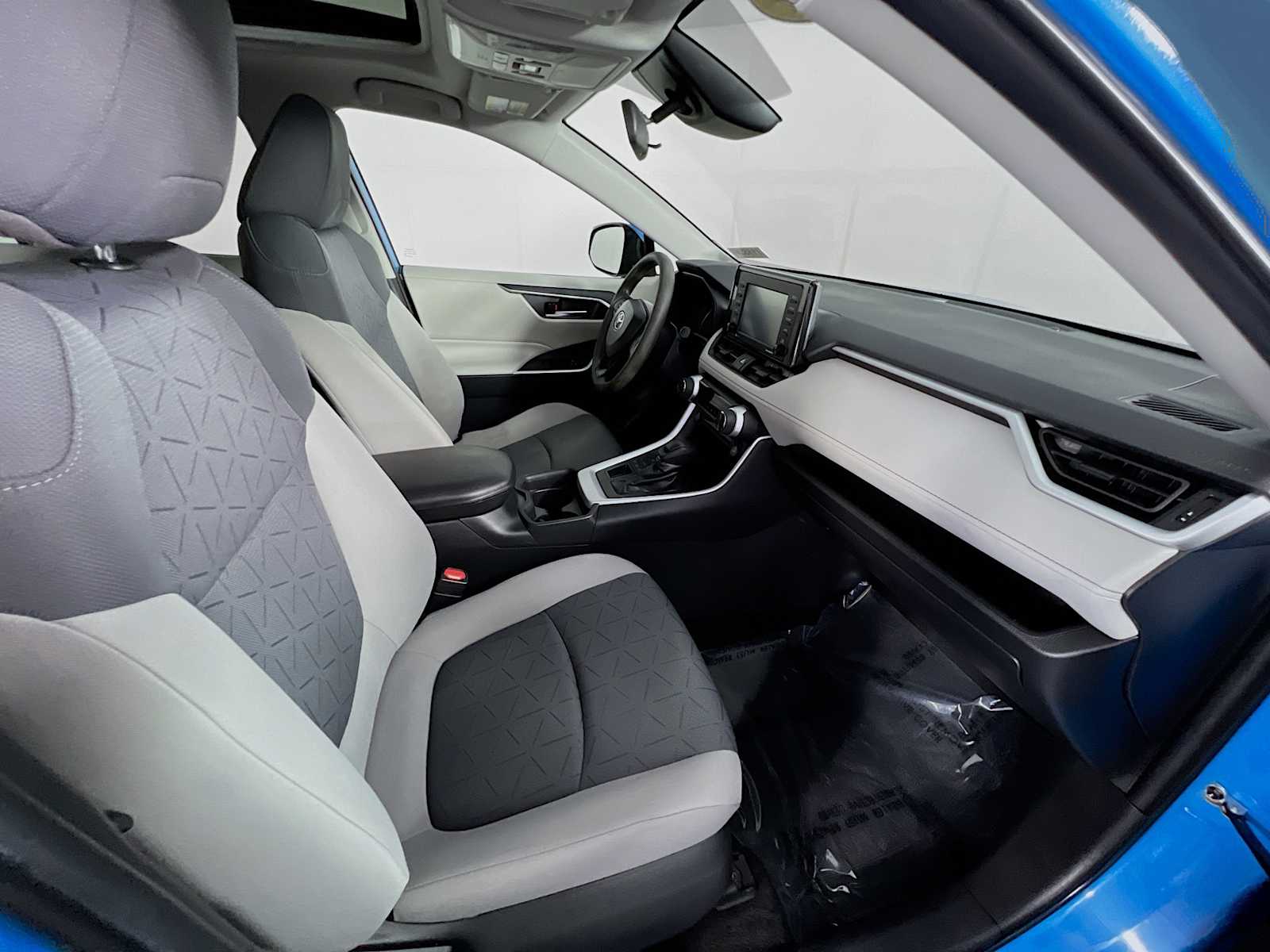 2020 Toyota RAV4 XLE - Photo 27
