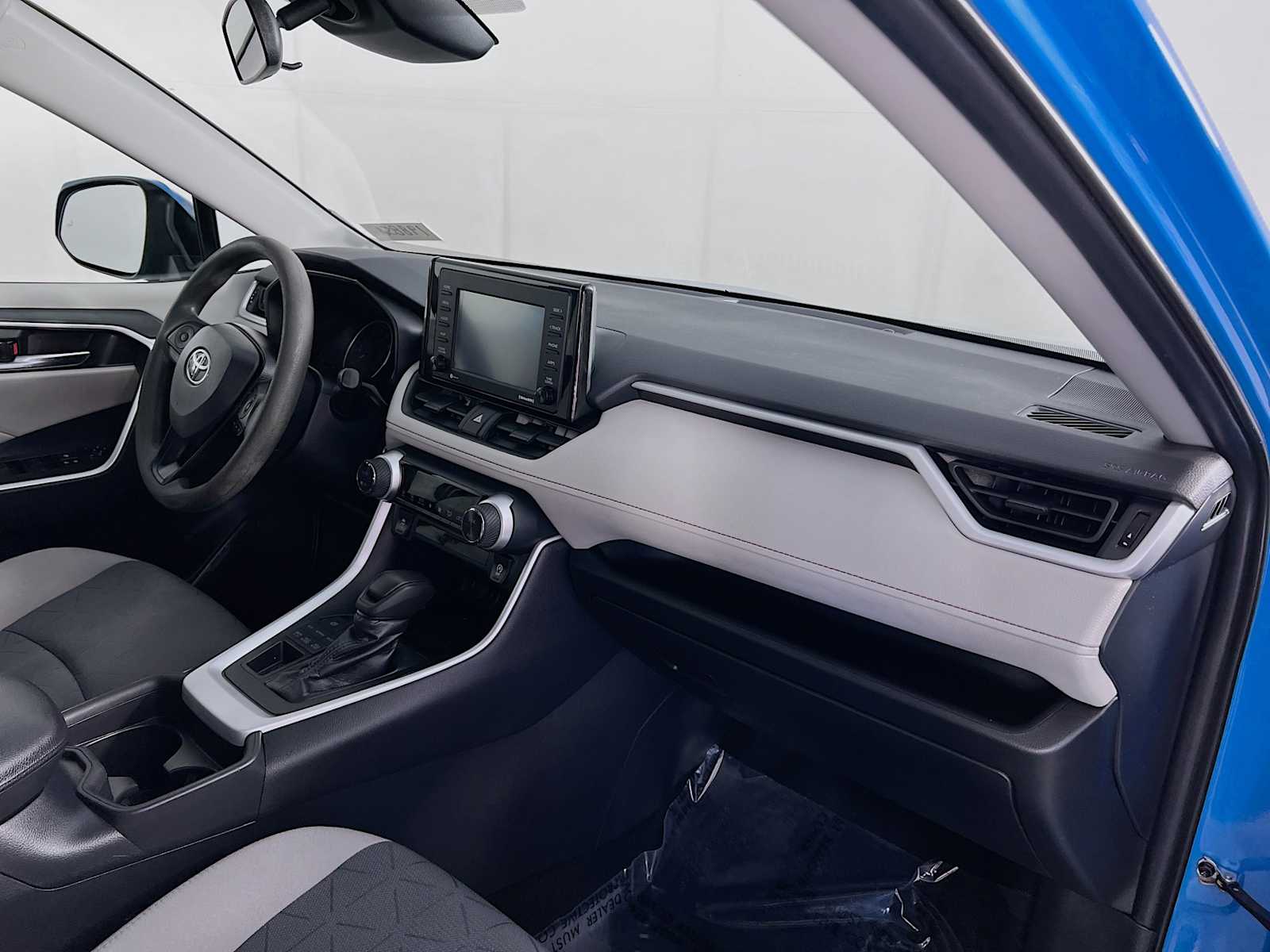 2020 Toyota RAV4 XLE - Photo 28