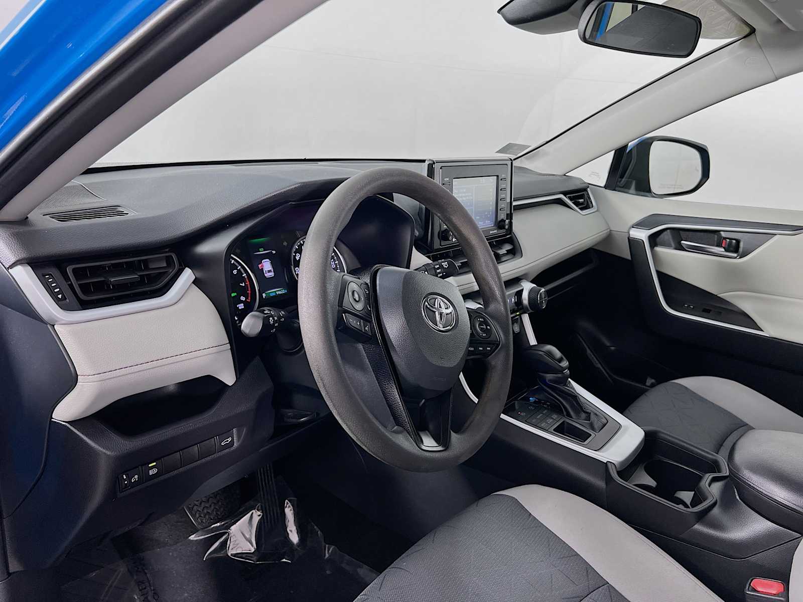 2020 Toyota RAV4 XLE - Photo 9