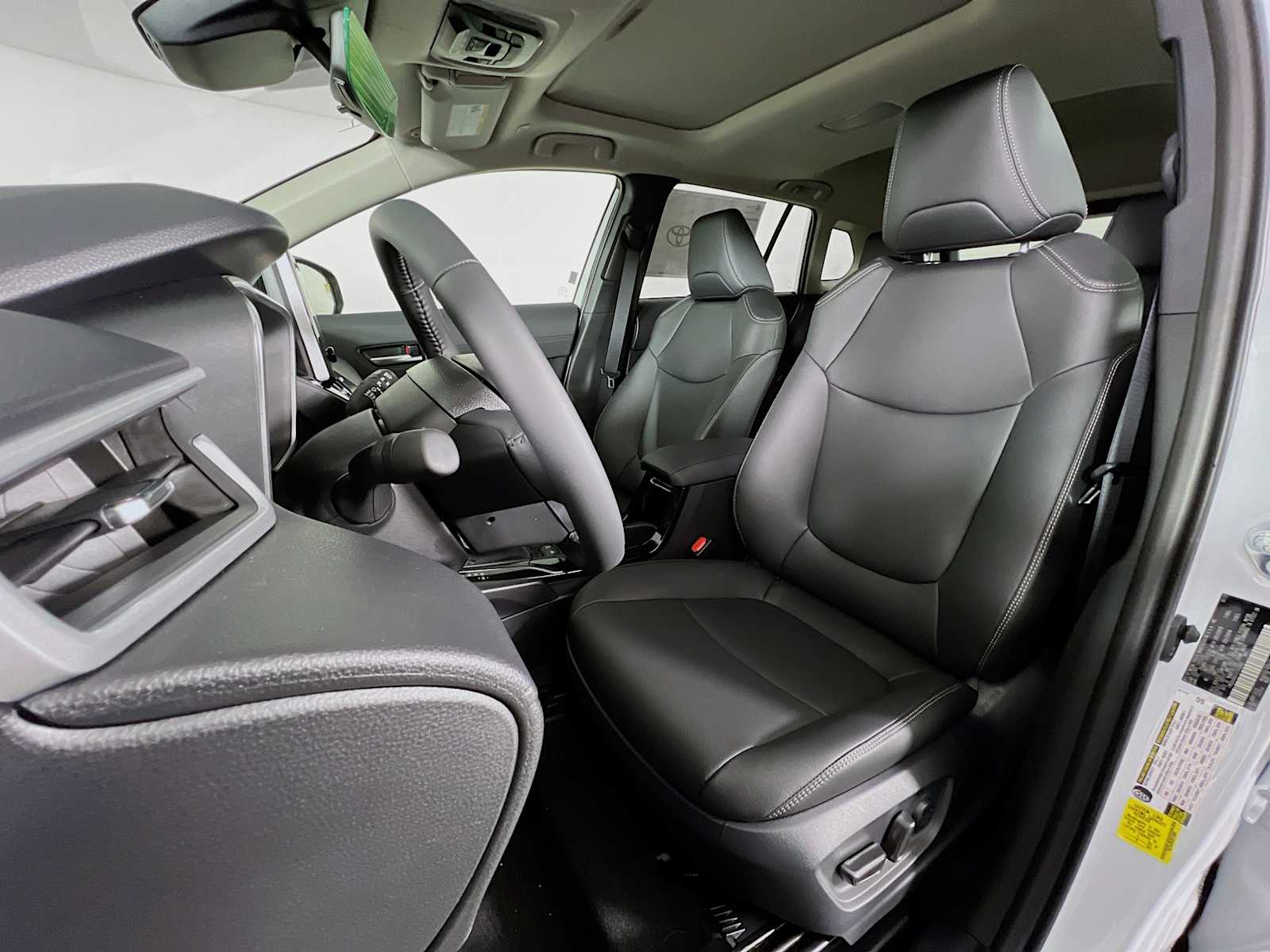 2025 Toyota Corolla Cross XLE - Photo 12
