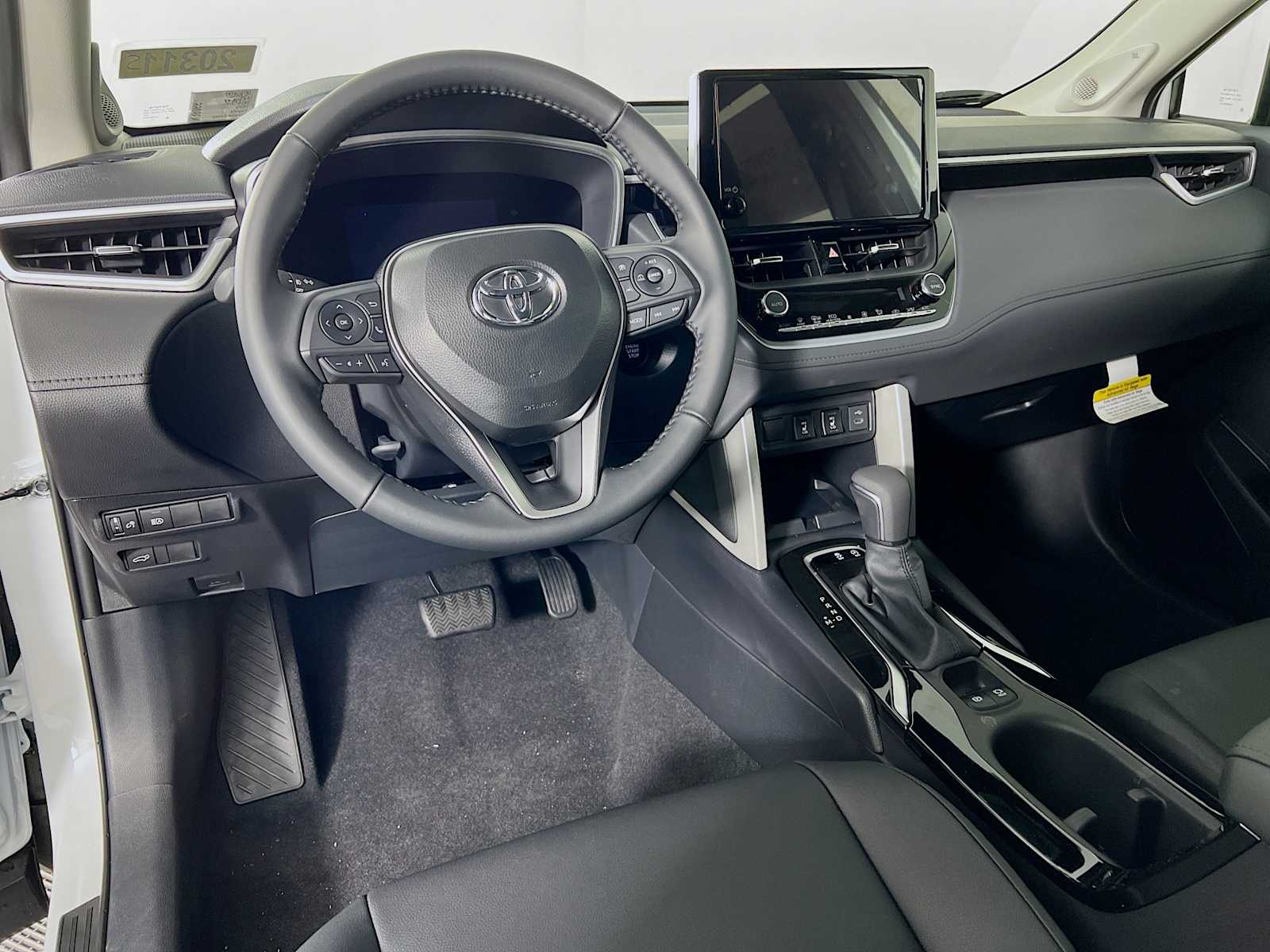 2025 Toyota Corolla Cross XLE - Photo 6