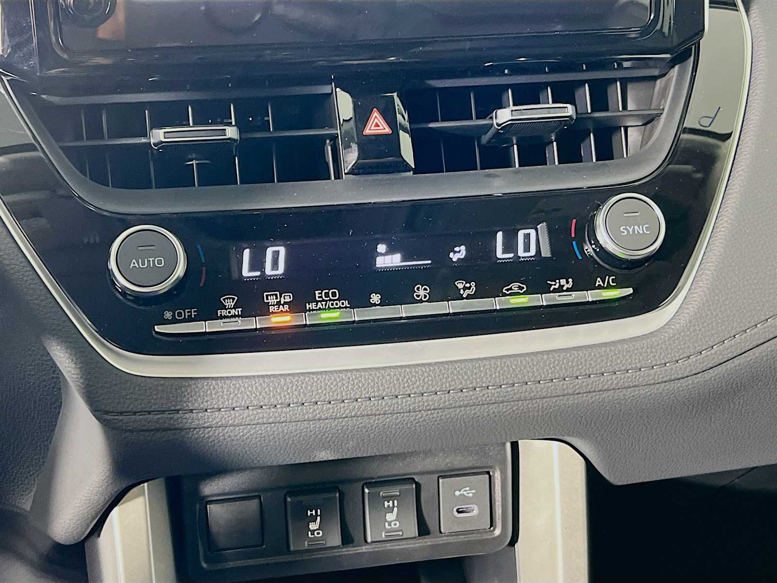 2025 Toyota Corolla Cross XLE - Photo 10
