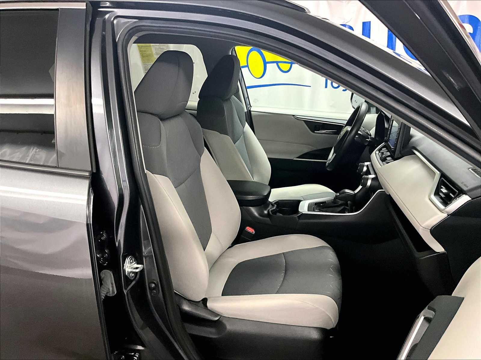 2021 Toyota RAV4 XLE - Photo 11