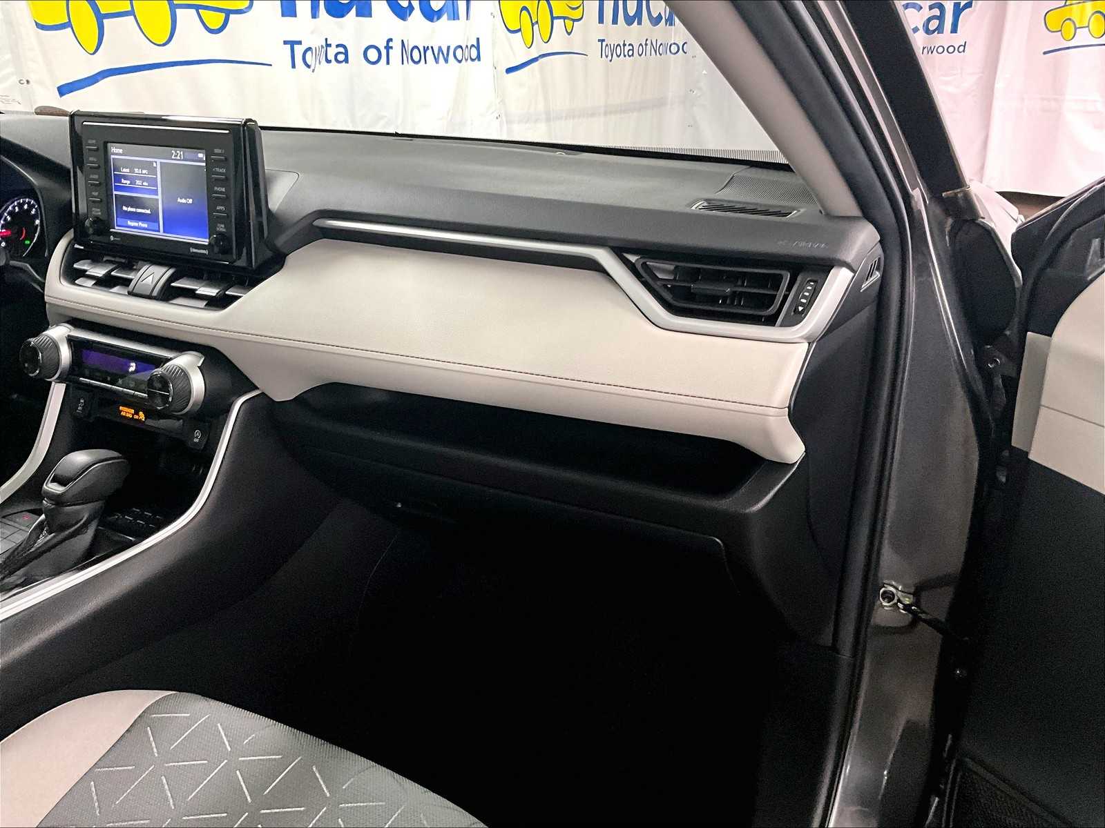 2021 Toyota RAV4 XLE - Photo 13
