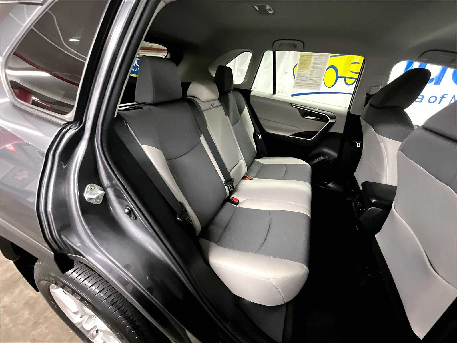 2021 Toyota RAV4 XLE - Photo 16
